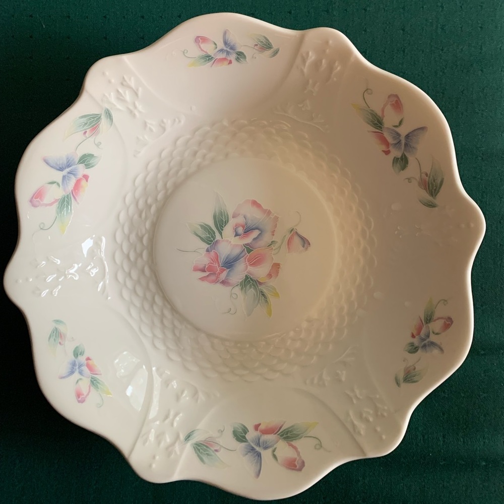 Aynsley Little Sweetheart Clyde Center Fruit Bowl